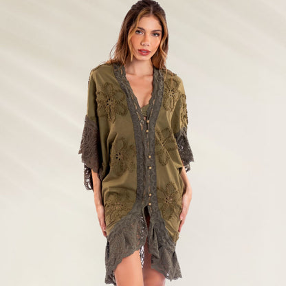 Kimono Lace Shiny Cactus da Despi com detalhes em renda e botões frontais