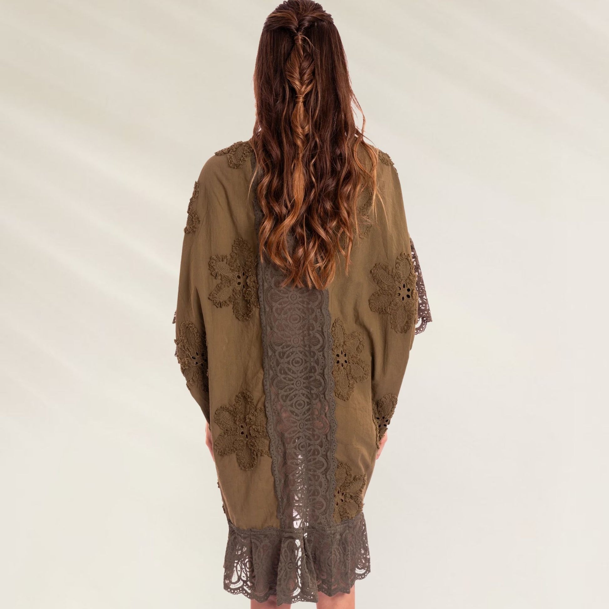 Kimono Lace Shiny Cactus da Despi em tom oliva com detalhes em renda e bordados florais