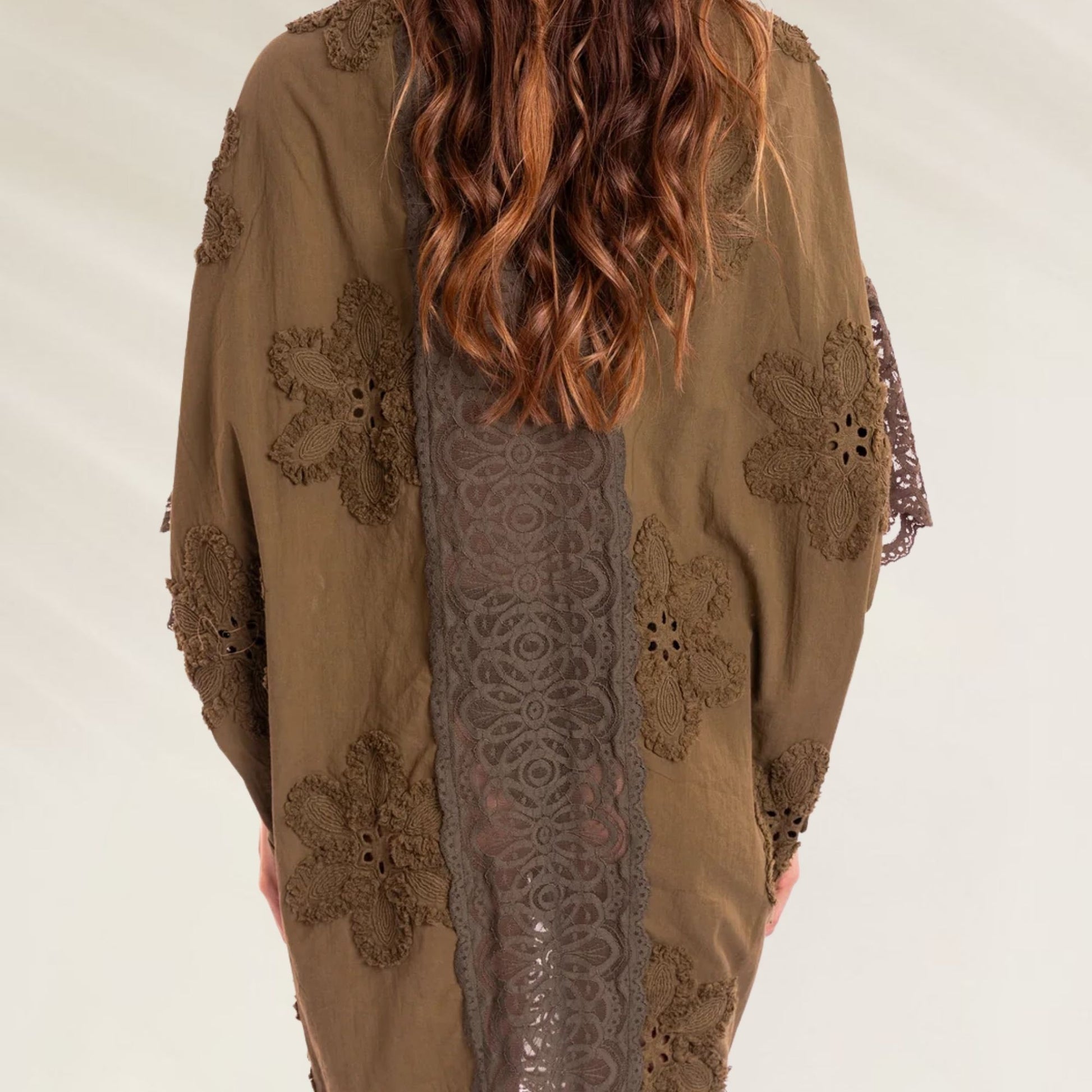 Kimono Lace Shiny Cactus em tom verde com detalhes de renda e flores para um look elegante