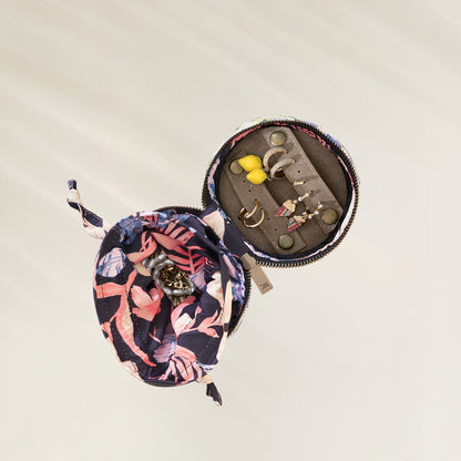 Bolsa Maaji com estampa floral e compartimento interno para organizar acessórios e joias