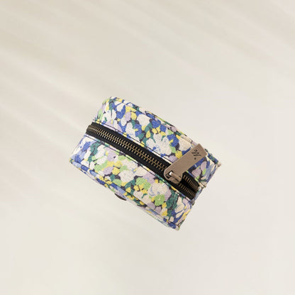 Bolsa Maaji com estampa floral colorida e zíper para organização de acessórios
