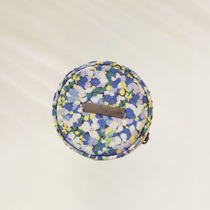 Bolsa redonda Maaji com estampa floral colorida, ideal para organizar pequenos itens