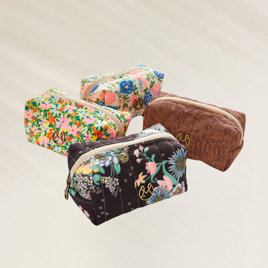 Bolsa de Beleza Maaji - Padrão Surpresa com quatro opções de estampas florais coloridas e detalhes em zíper