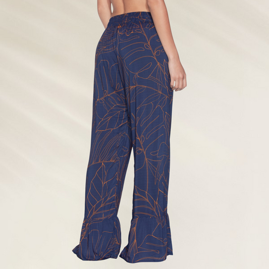 Calça Larga Maaji em Rayon com Estampado Tropical azul com detalhes laranja vista de costas