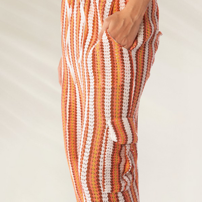 Calças Cargo Elodie em Crochet da Maaji com listras em tons de laranja branco e vermelho detalhe na lateral