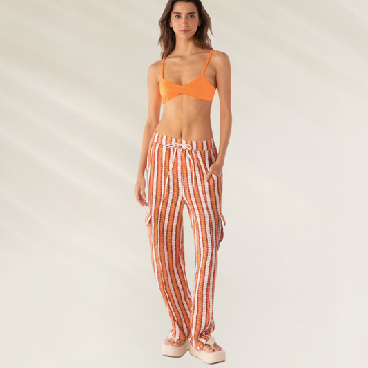 Calças Cargo Elodie em Crochet da Maaji listradas em tons de laranja e branco com bolsos laterais