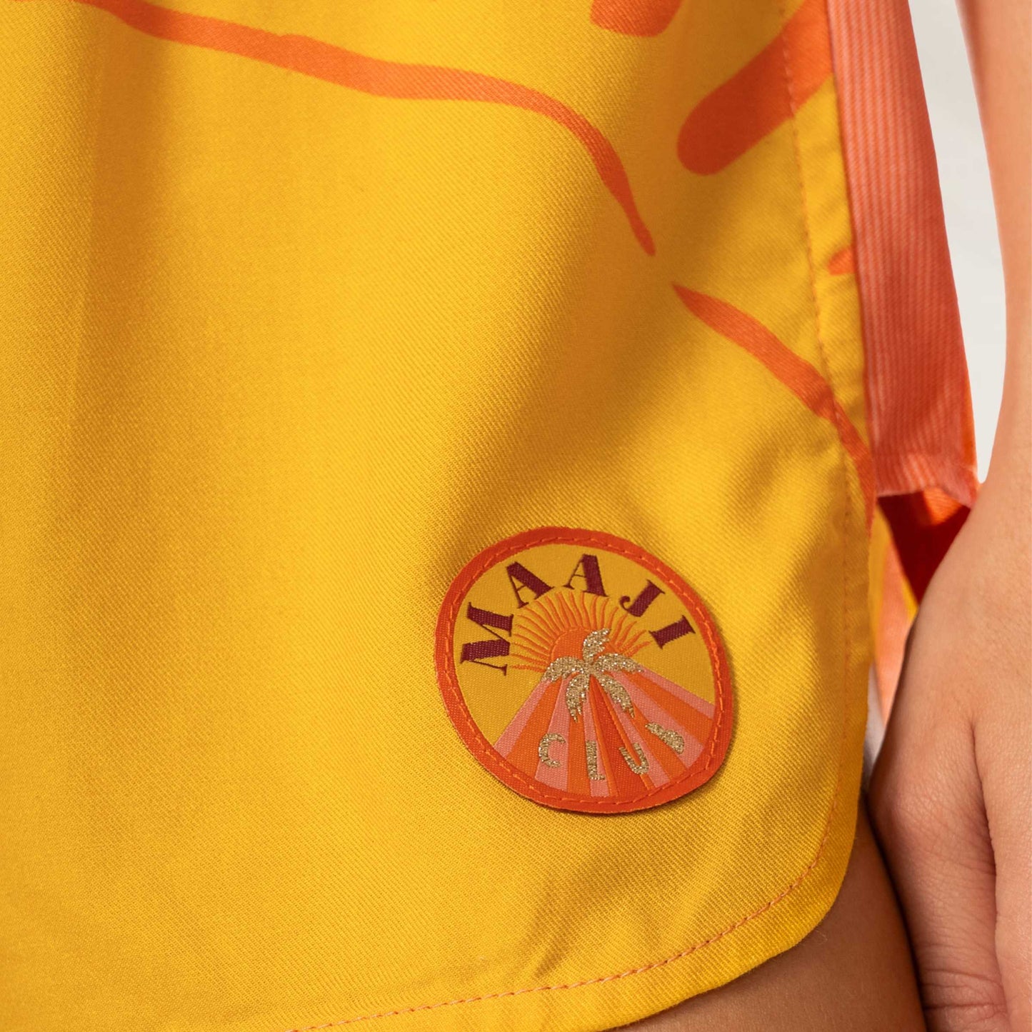 Calções Instinct Print Ryto da Maaji em amarelo vibrante com logotipo em destaque