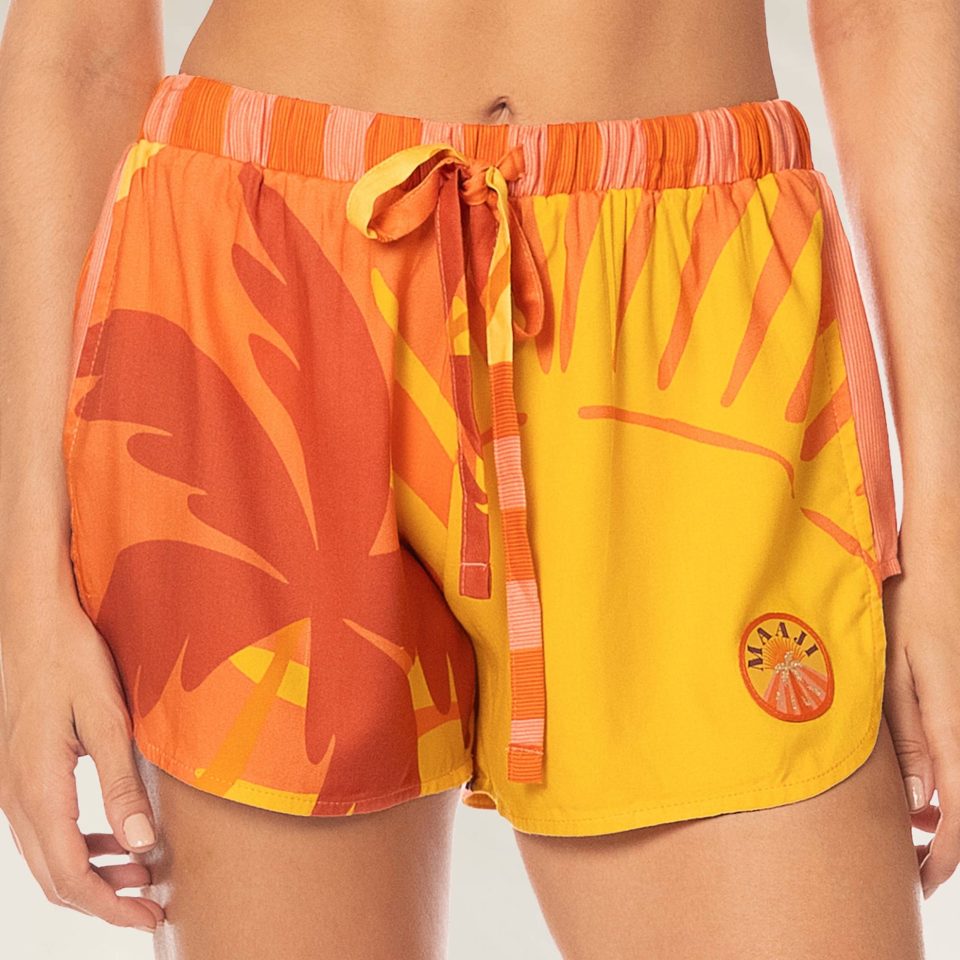 Calções Instinct Print Ryto da Maaji em amarelo e laranja com estampa de folhas tropicais