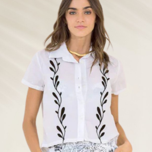 Camisa Bordada de Algodão Maaji branca feminina com detalhes pretos e botões frontais