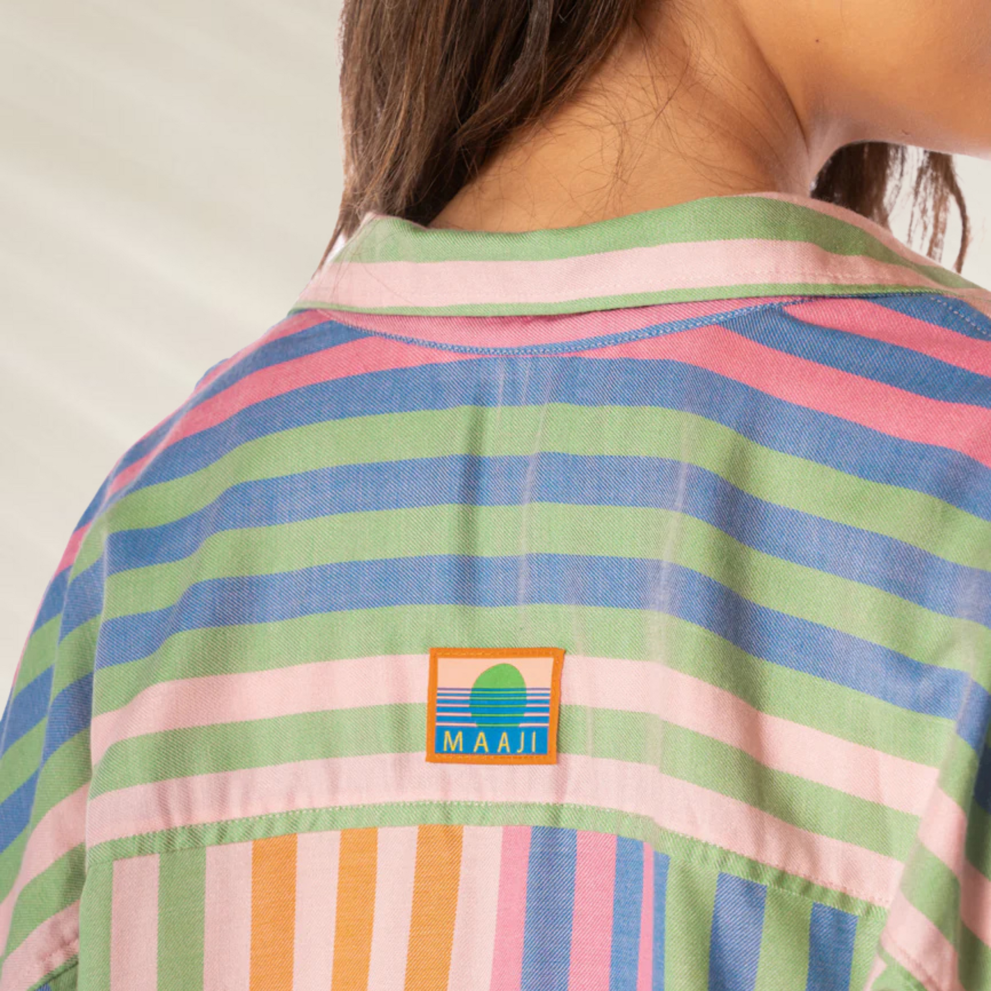 Detalhe nas costas da Camisa Dreambound Listrada Maaji com listras coloridas em verde, azul, rosa e amarelo