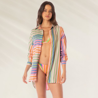 Camisa Dreambound Listrada Maaji colorida com botões usada por modelo com biquíni vibrante