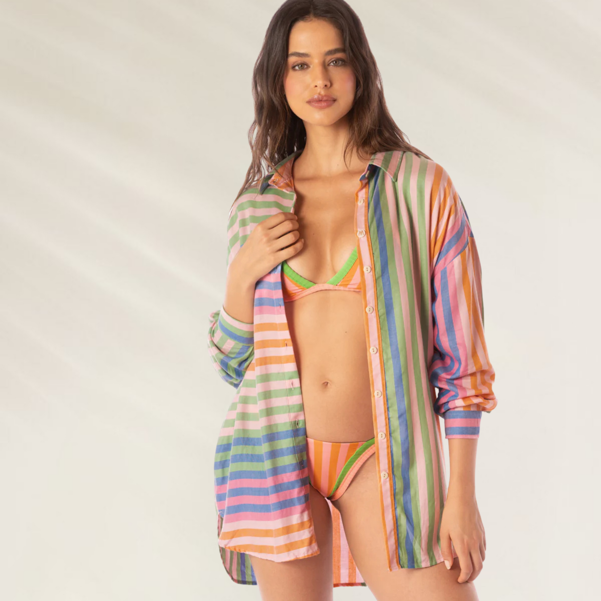 Modelo usando Camisa Dreambound Listrada Maaji em tons coloridos com listras verticais largas
