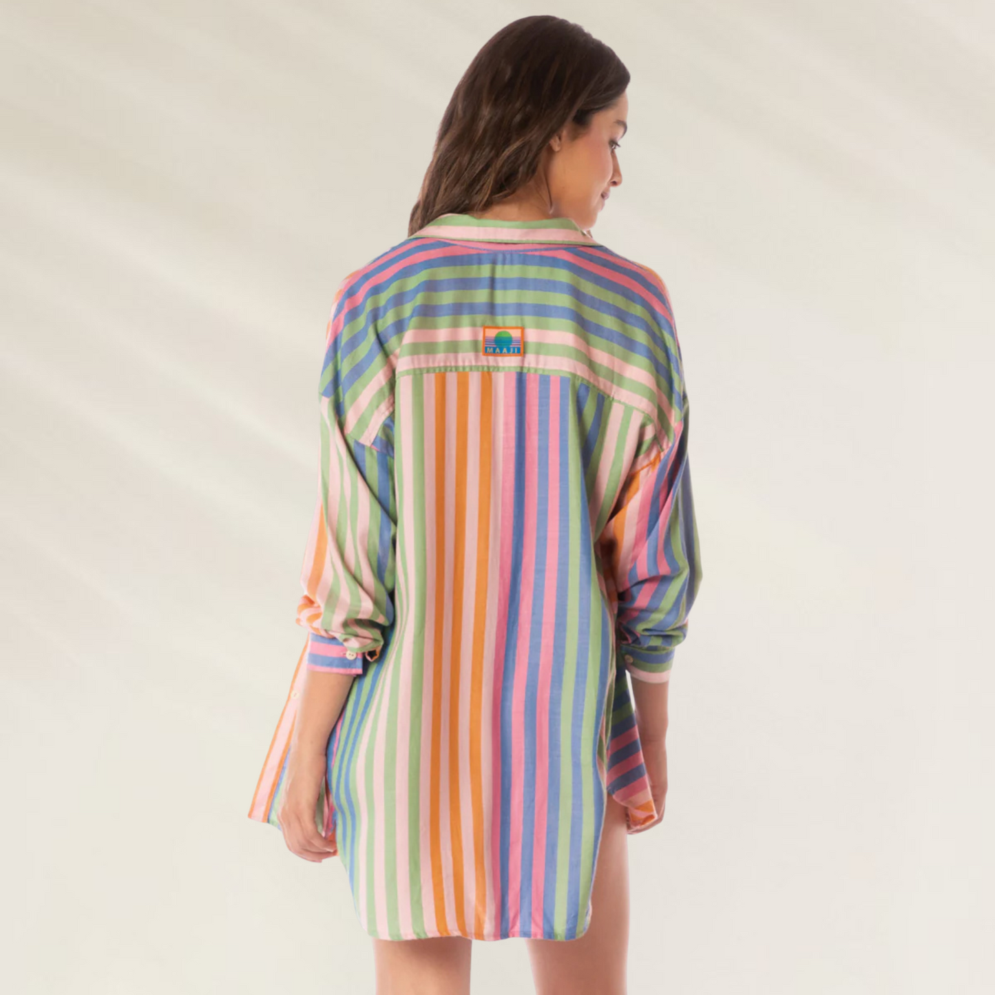 Camisa Dreambound Listrada Maaji com listras coloridas em tons pastel vista por trás