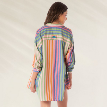 Camisa Dreambound Listrada Maaji com listras coloridas em tons pastel vista por trás