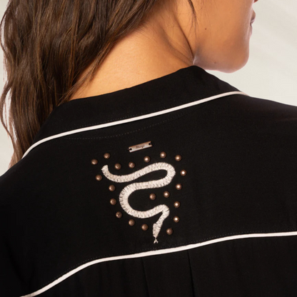 Detalhe da Camisa Longa Juicy Midnight Shadow da Maaji com bordado de cobra e acabamento branco