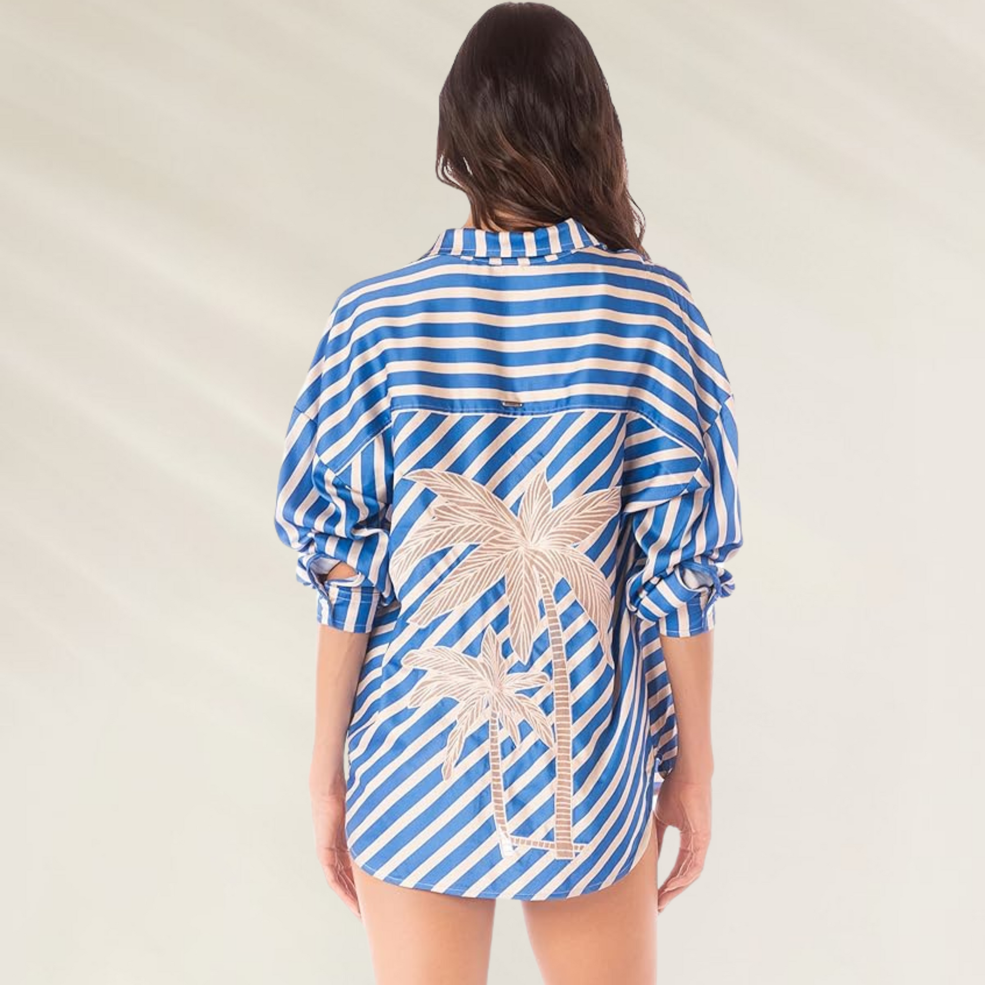 Camisa Oversized Maaji – Estilo Tropical com Toque Urbano em listras azuis com estampa de palmeiras nas costas