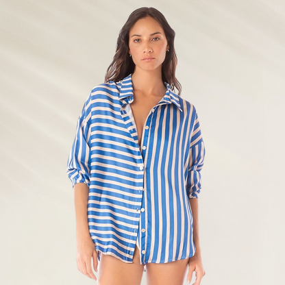 Camisa Oversized Maaji – Estilo Tropical com Toque Urbano em listras azuis e brancas usada por mulher