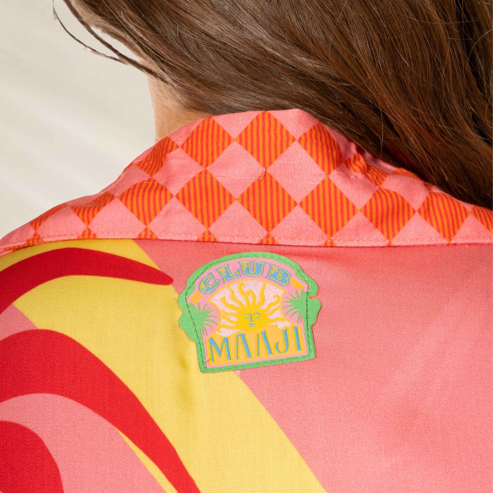 Camisa Malai com o logo em destaque, estilo Camiseiro Jungle Sway, em cores vibrantes e design estampado