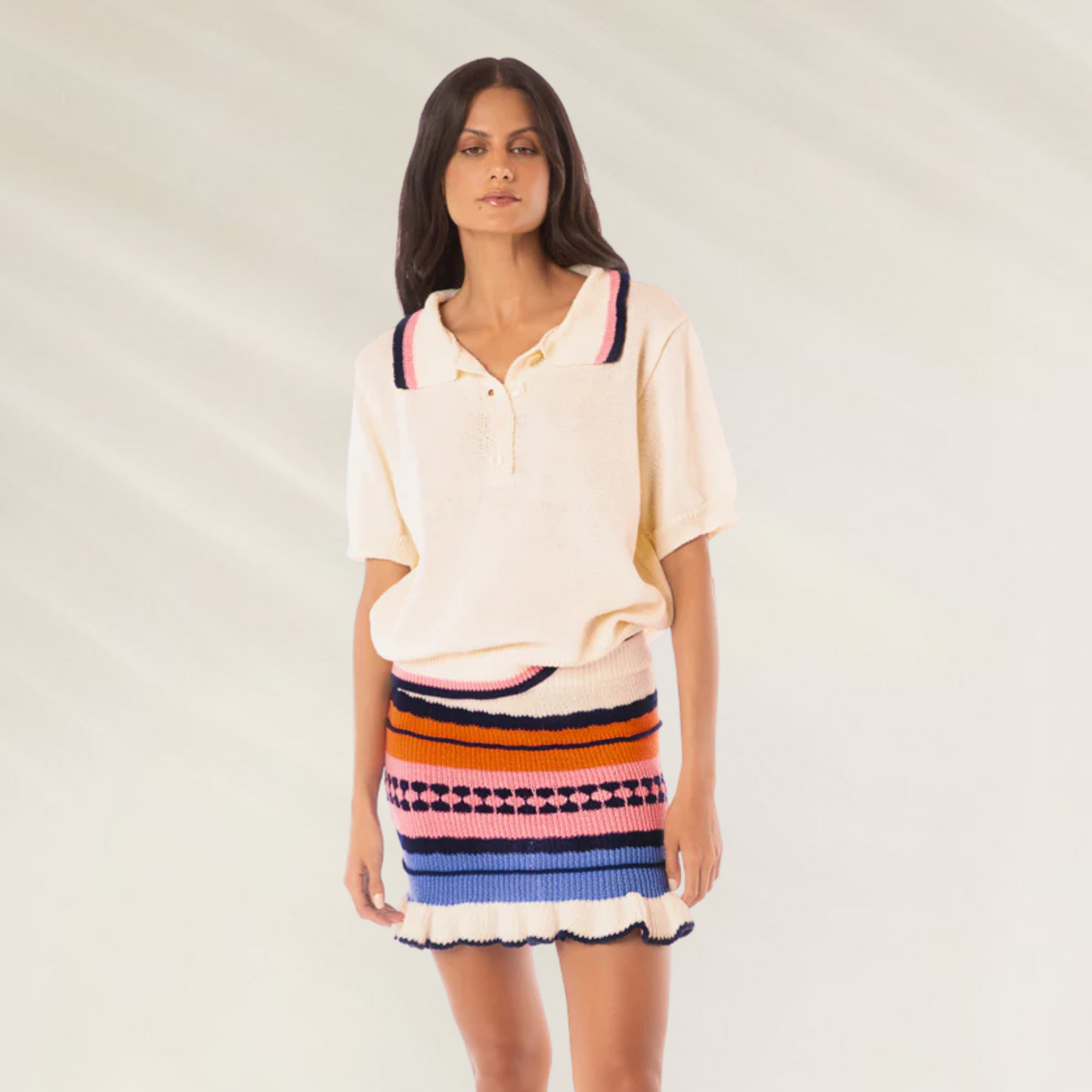 Camisola Polo Maaji Nela em tom claro com detalhes em azul e rosa, estilo descontraído e sofisticado