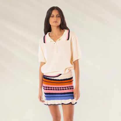 Camisola Polo Maaji Nela em tom claro com detalhes em azul e rosa, estilo descontraído e sofisticado