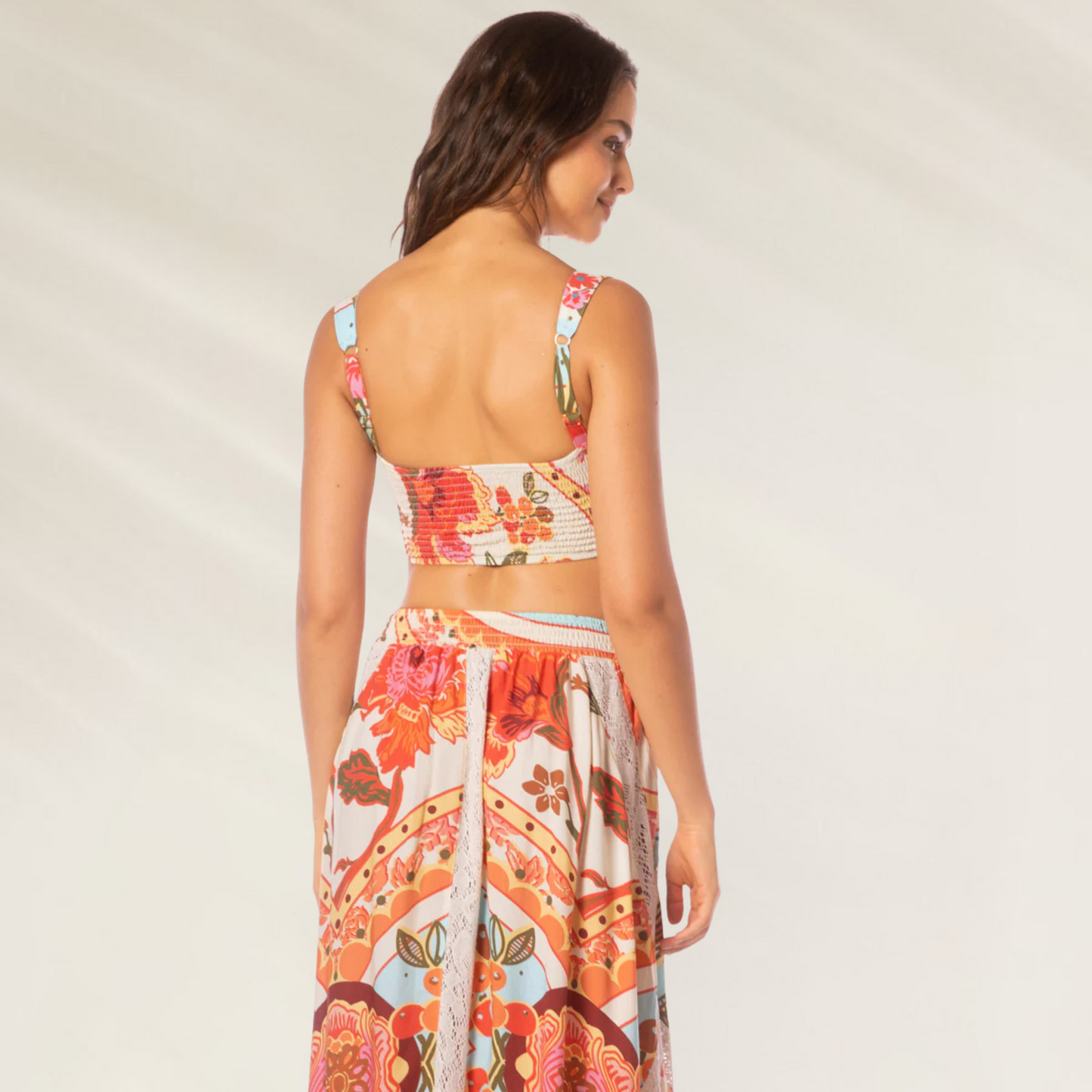 Crop Top Maaji Floral Groove Daily com estampa vibrante e alças ajustáveis para um visual descontraído