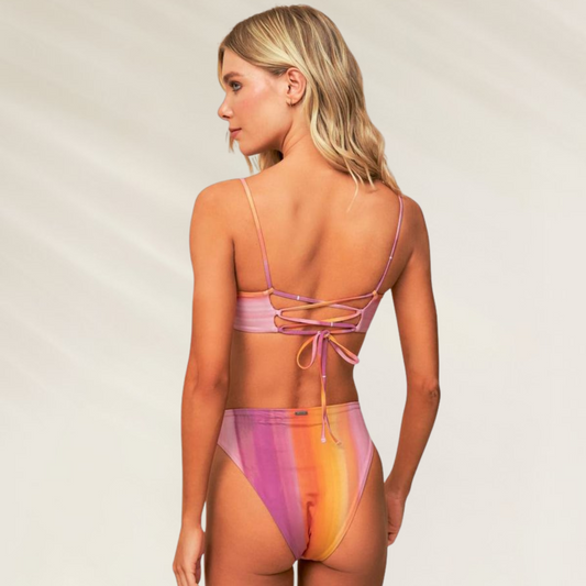 Cueca Alta de corte médio Reversível Maaji em tons pastel com design elegante para praia