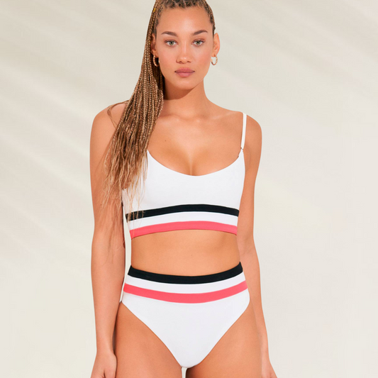 Modelo usando Cueca Alta Reversível Corte Latino Maaji branca com listras preta e rosa e top combinando