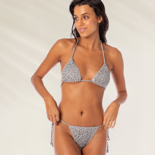 Cueca Asa Delta em Crochê cinza Maaji, estilo moderno e confortável para um visual de praia estiloso.