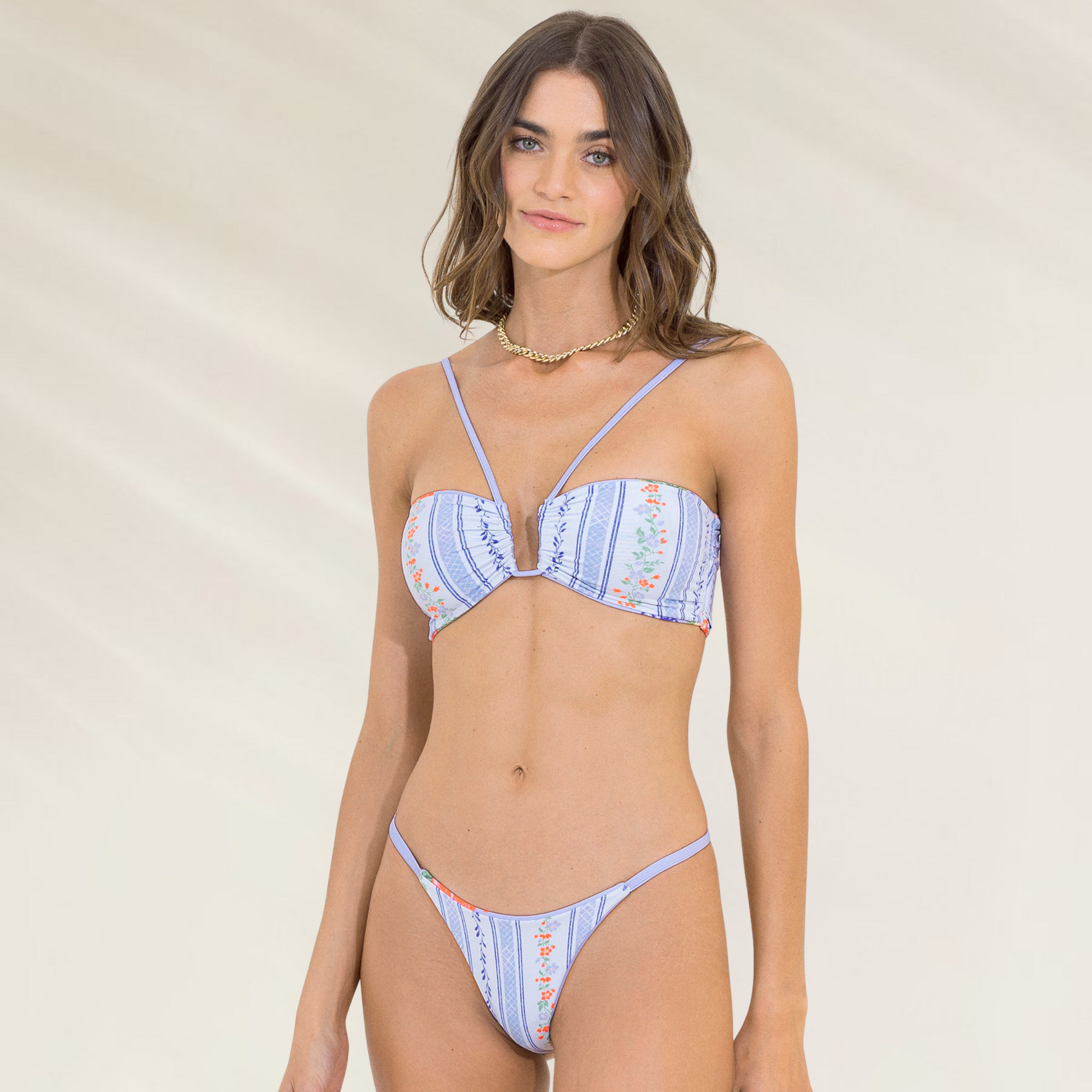 Cueca Asa Delta Reversível Maaji em estampa azul clara com detalhes florais femininos