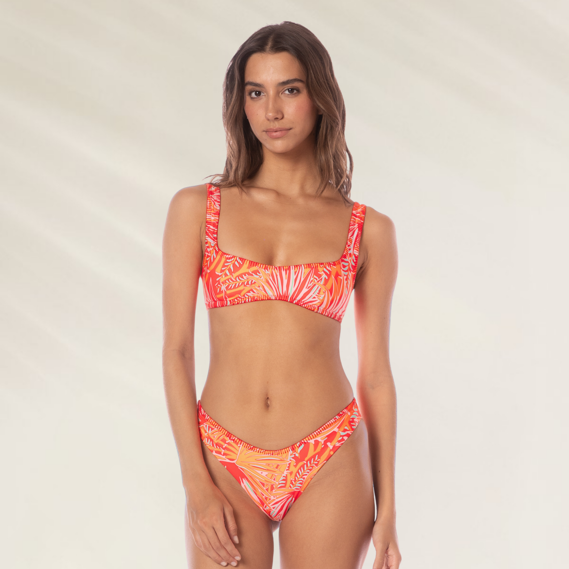 Modelo usando a Cueca Maaji Reversível Splendour em estampa vibrante e tropical para o verão
