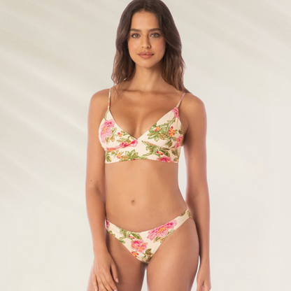 Modelo usando cueca de biquini floral feminina Cueca Maaji Reversível Sublimity – Elegância clássica com toque tropical