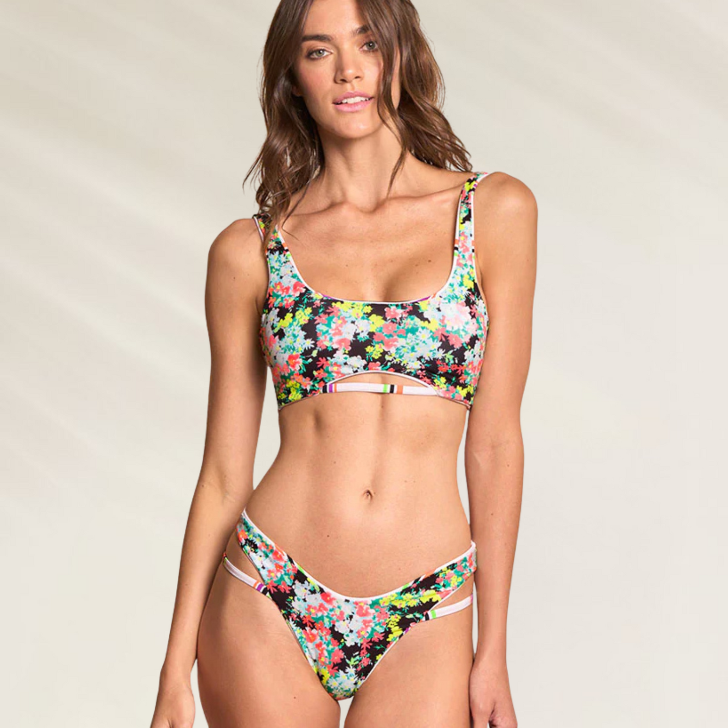 Cueca Média Reversível Maaji estampada floral com tiras laterais finas em modelo feminino