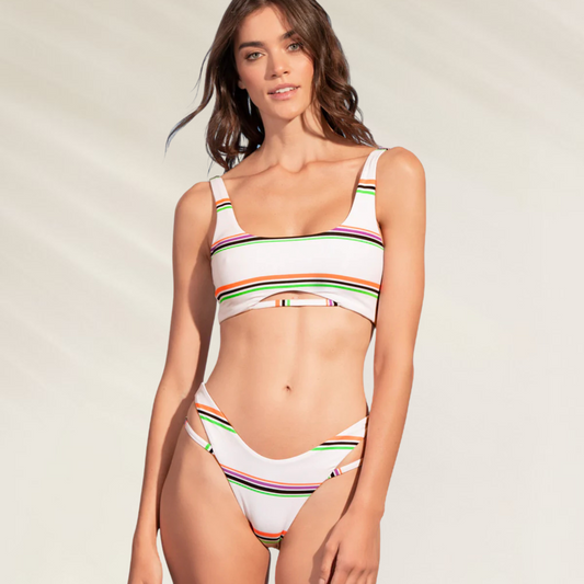 Cueca Média Reversível Maaji branca com listras coloridas usada por modelo feminina