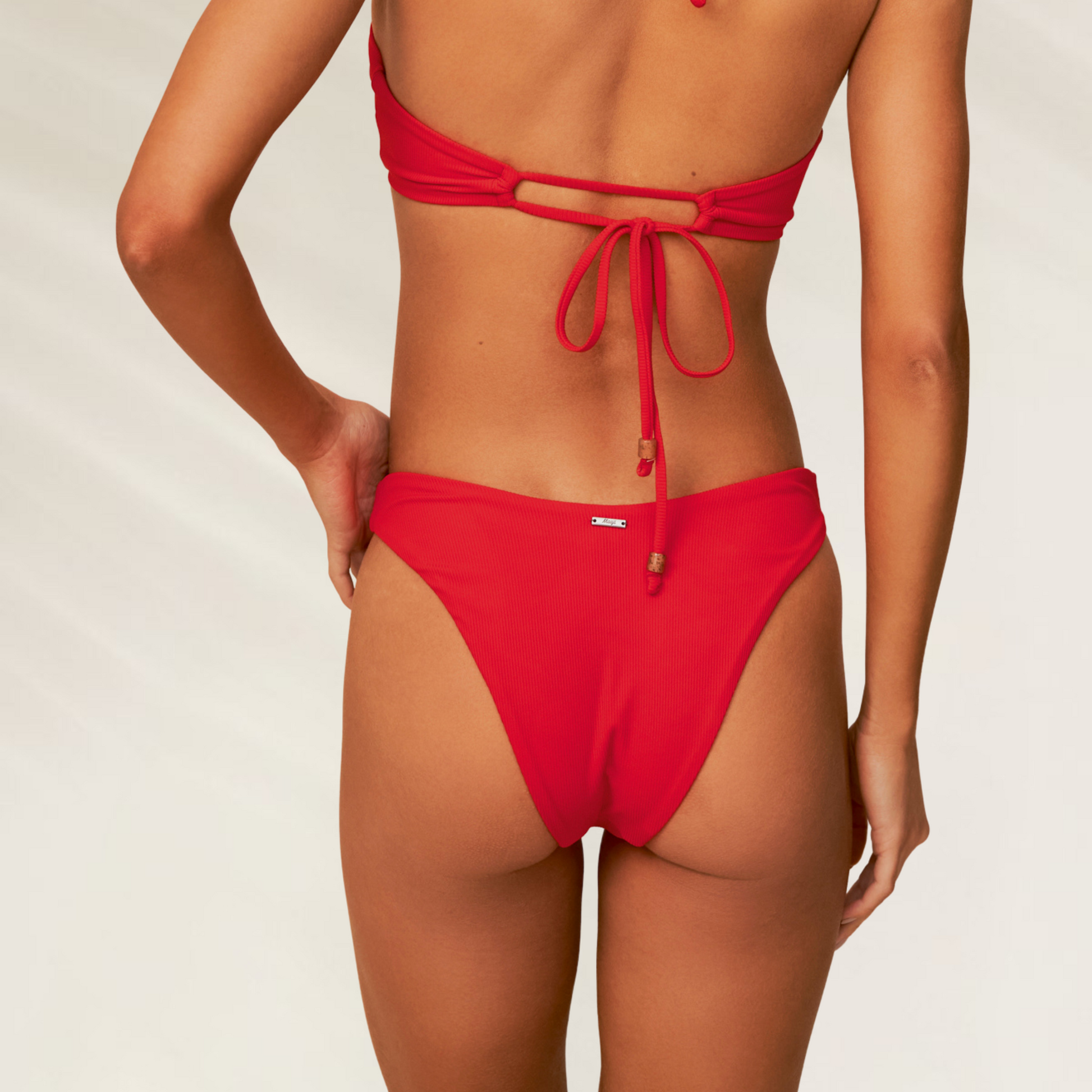 Cueca Reversível com Corte Cheeky Maaji vermelha usada com parte de cima de biquíni combinando