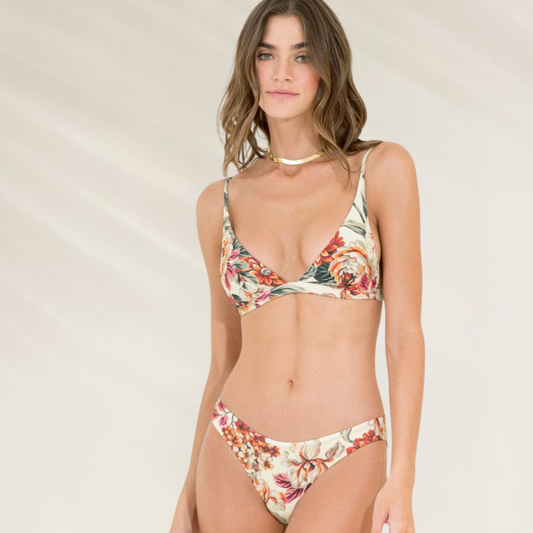 Modelo usando a Cueca Reversível com Corte médio Maaji em estampa floral vibrante