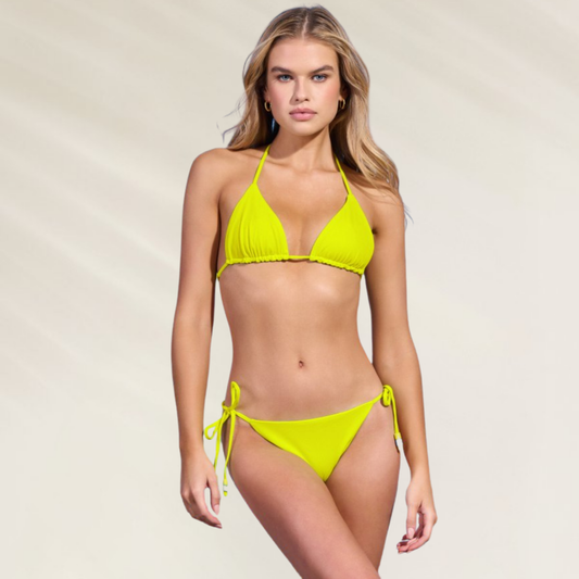 Cueca Reversível com Laços Laterais Maaji em amarelo vibrante, ideal para dias de sol na praia.