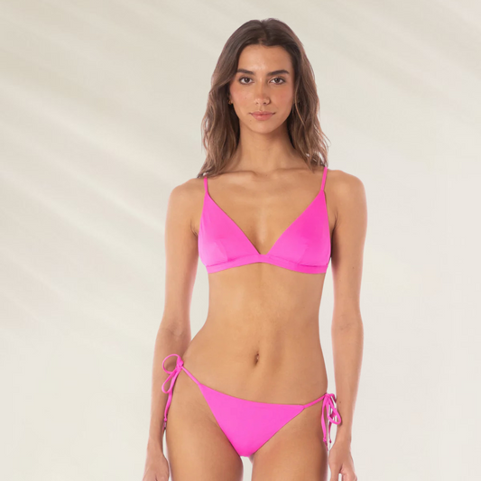 Mulher usando cueca de biquini rosa com laços laterais Cueca Reversível com Lateral de Laço Maaji