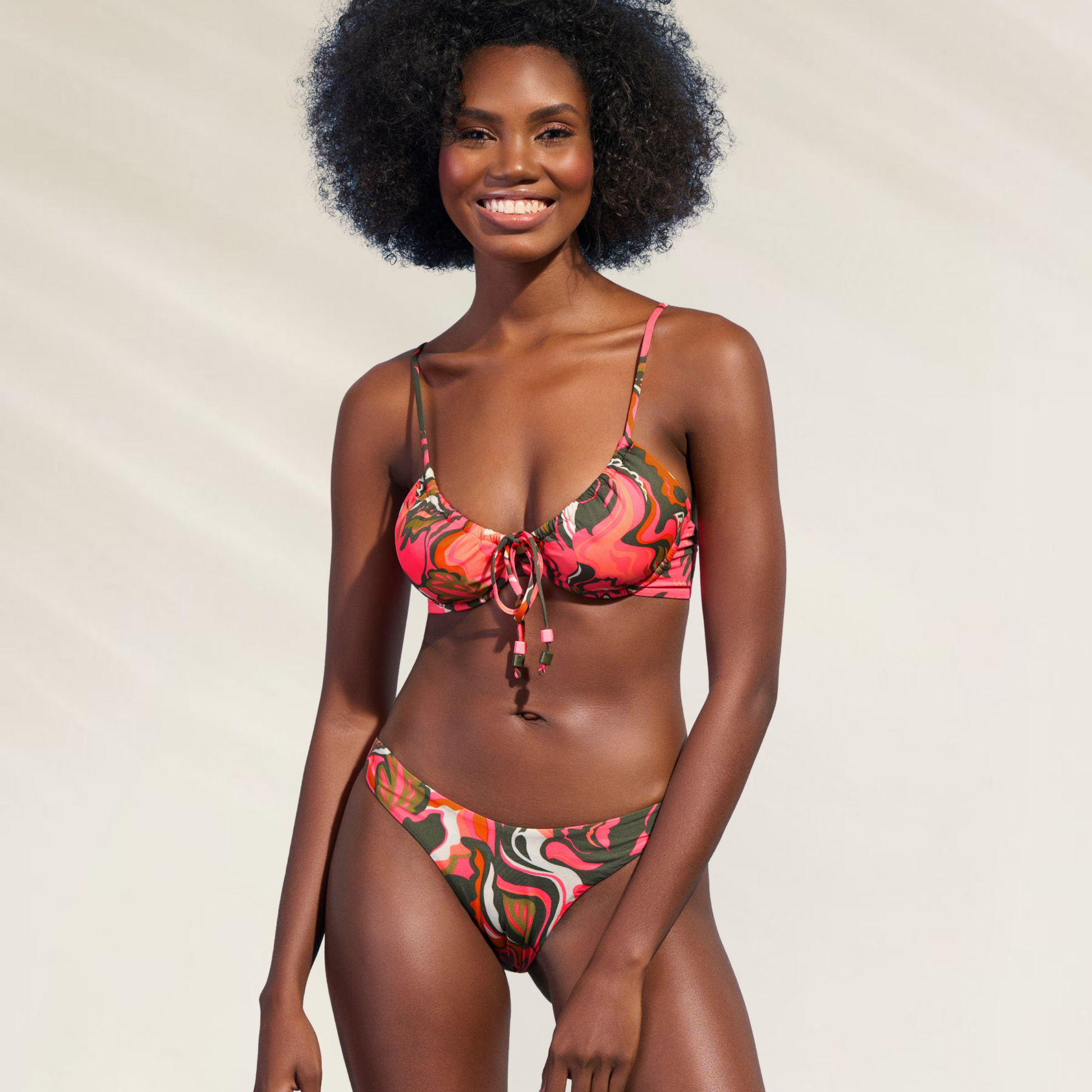 Cueca Reversível Corte médio Maaji com estampa colorida em modelo feminino para praia.