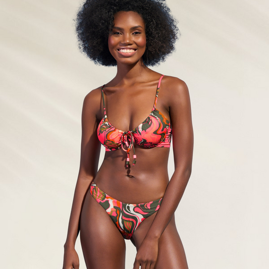 Cueca Reversível Corte médio Maaji com estampa colorida em modelo feminino para praia.