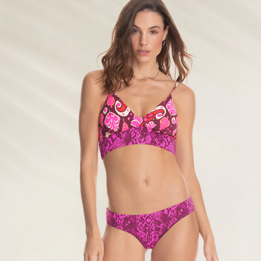 Mulher usando Cueca Reversível Corte Médio Maaji estampada em rosa e vermelho modelo biquíni