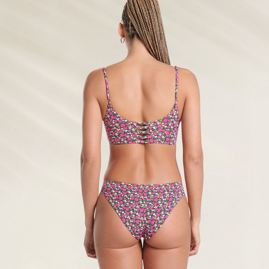 Mulher usando Cueca Reversível de Corte médio Maaji em estampa floral colorida vista de costas