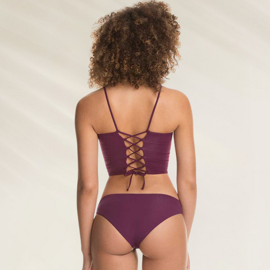 Mulher usando cueca reversível Maaji de corte médio e cor tinto vista de costas