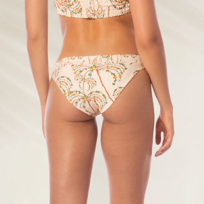 Mulher vestindo cueca de biquini Maaji com estampa floral clara Cueca Reversível Maaji Flirty – Romântica e confortável