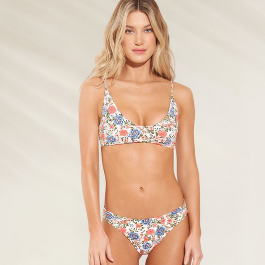 Cueca Reversível Maaji Padrão Floral em biquíni com estampa de flores coloridas em modelo feminino