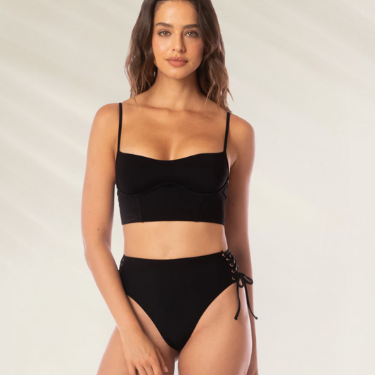 Mulher vestindo cueca de biquini preta com amarração lateral Cueca Reversível Oasis Maaji