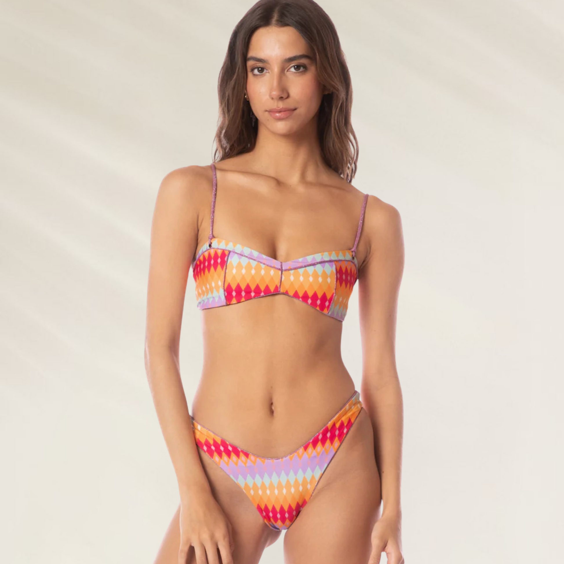 Mulher vestindo cueca de biquini com estampa colorida vibrante Cueca Reversível Splendour Maaji