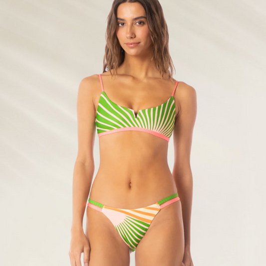 Mulher usando cueca de biquini Cueca Reversível Stellar Sunrise Colada Maaji com estampa listrada verde, rosa e laranja