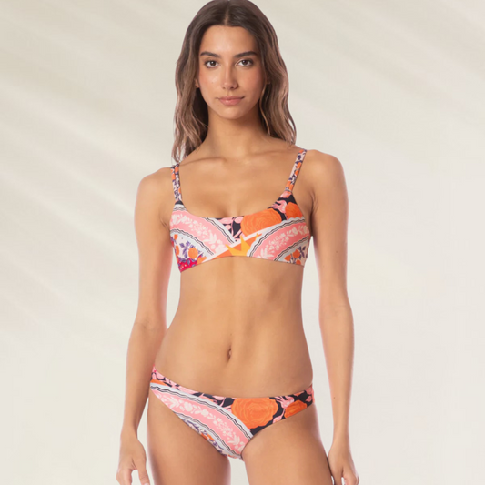 Mulher usando Cueca Reversível Sublimity Maaji estampada em cores vibrantes com design moderno