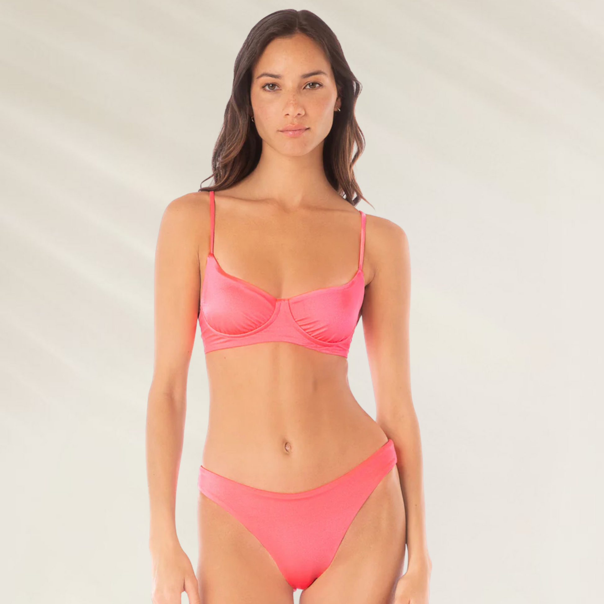 Mulher usando cueca de biquini rosa em tons suaves Cueca Reversível Sublimity tons rosa Maaji