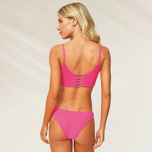 Modelo usando a Cueca Rosa Reversível Maaji – corte médio & Confortável com detalhes estilizados nas costas